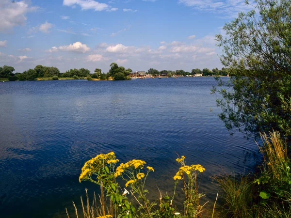 İngiltere, Gloucestershire yakınlarındaki Cotswold Su Parkı 'nda bir göl.