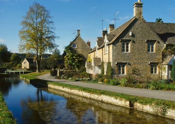 Cabañas Cotswold Largo Del Río Eye Sol Otoño Lower Slaughter —  Fotos de Stock