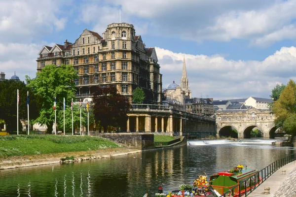 Kleurrijke Kanaalboot Rivier Avon Bij Pulteney Bridge Bath — Stockfoto