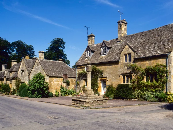 Cotswold kulübeleri ve eski haç, Stanton, Gloucestershire, Cotswolds, İngiltere, İngiltere, Avrupa