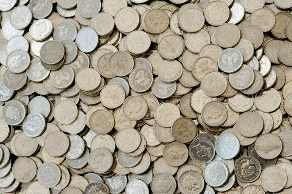 Primer Plano Muchas Monedas Plata Peniques Del Reino Unido — Foto de Stock
