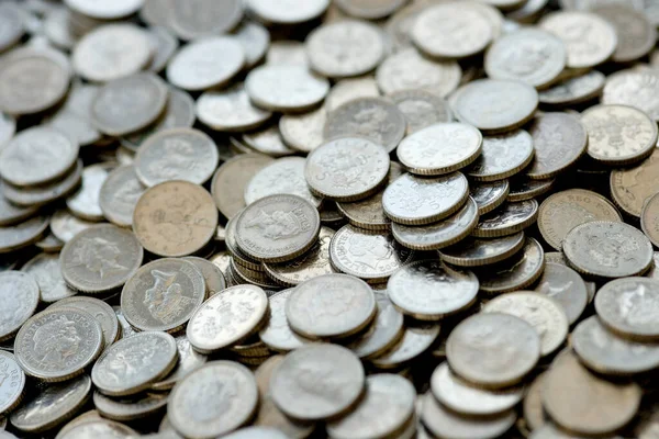 Κοντινό Πλάνο Πολλών Πένες Ασημένια Νομίσματα — Φωτογραφία Αρχείου