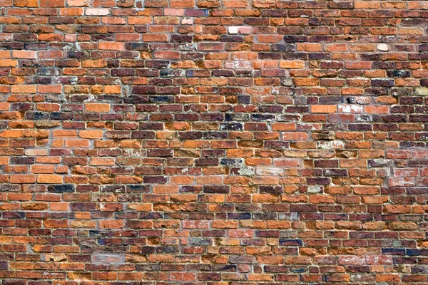 イギリス グロスターシャー州ウィンコムの建物の上に風化した古い赤レンガの壁 — ストック写真