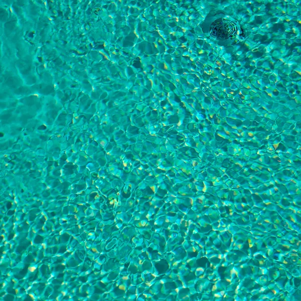 蓝色游泳池表面的反光波纹 — 图库照片