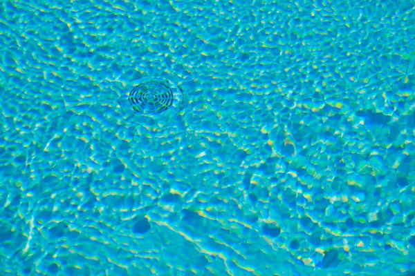 Lumière Réfléchie Sur Les Ondulations Surface Une Piscine Bleue — Photo