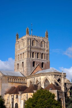 Tarihsel Tewkesbury Abbey sonbahar güneşinde, Gloucestershire, Severn Vale, İngiltere