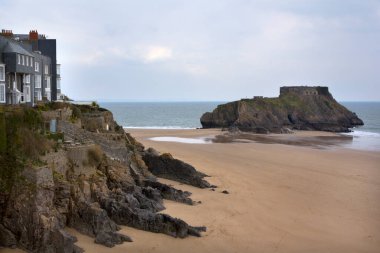 Castle Beach, Tenby, Pembrokeshire, Galler, İngiltere 'deki uçurumlardaki evler.