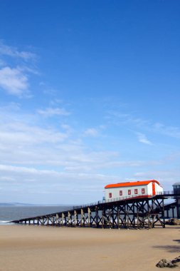 Tenby 'deki eski RNLI sahil güvenlik istasyonu artık konut kullanımı için kullanılıyor. Pembrokeshire, Galler, İngiltere