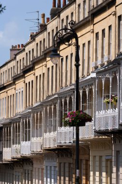 İngiltere 'nin Bristol şehrinin Clifton bölgesindeki tarihi evlerin teraslarını süsleyen balkonlardaki demirciliği süsleyin.
