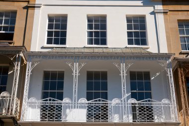 İngiltere 'nin Bristol şehrinin Clifton bölgesindeki tarihi evlerin teraslarını süsleyen balkonlardaki demirciliği süsleyin.