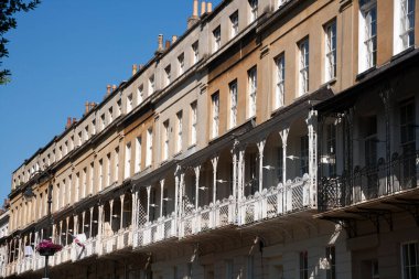 İngiltere 'nin Bristol şehrinin Clifton bölgesindeki tarihi evlerin teraslarını süsleyen balkonlardaki demirciliği süsleyin.