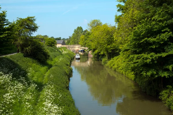 Peaceful Stretch Kennet Avon Canal Passes Devizes Town Wiltshire England — Stock Photo, Image