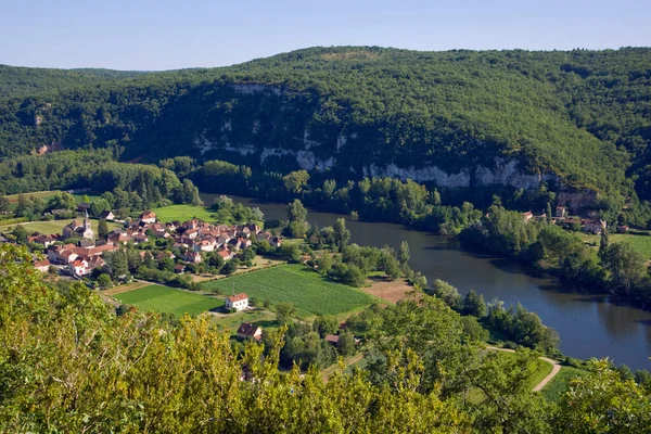 法国罗德岛圣马丁Labouvel的Picturesque农村山谷村和罗德河 — 图库照片