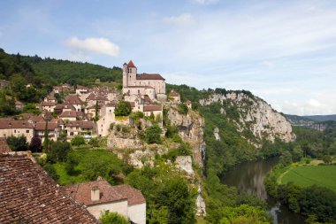 St Cirq Lapopie in the Lot, Midi Pyrenees, Fransa ve Avrupa 'nın tarihi uçurum tepesi turistik merkezi.