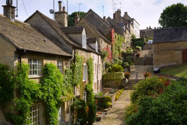 The Chipping Steps, Tetbury, Cotswolds, Gloucestershire, İngiltere 'nin eski kaldırımlarını kaplayan tuhaf kır evleri.