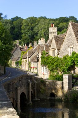 Köy caddesi, Combe Kalesi, Wiltshire, İngiltere 'deki tuhaf kır evleri.