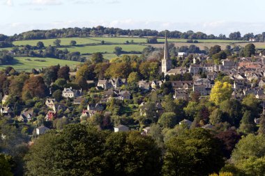 Gloucestershire, İngiltere 'deki Painswick Cotswold köyünün etrafındaki ağaçlarda sonbahar renginin ilk belirtileri görülüyor.