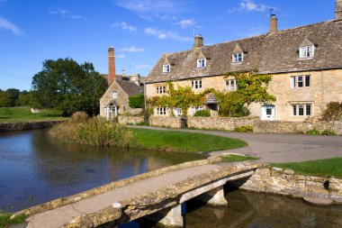 Sonbahar güneşi, Cotswolds, Gloucestershire, İngiltere, İngiltere 'de Lower Slaughter' da eski taş kulübeler.