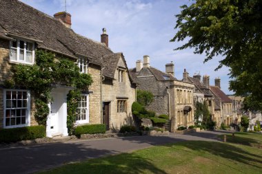 Eski Cotswold kulübeleri Burford 'daki Tepe, Cotswolds, Oxfordshire, İngiltere
