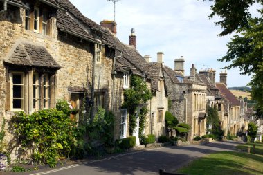 Hill, Burford, Oxfordshire, İngiltere 'deki tuhaf Cotswold kulübeleri.