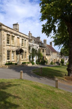 Eski Cotswold kulübeleri Burford 'daki Tepe, Cotswolds, Oxfordshire, İngiltere