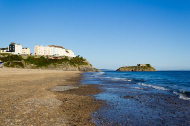 Tenby, kışın güneşli mavi gökyüzü ve deniz boş bir kuzey sahilinde, Pembrokeshire, Galler, İngiltere