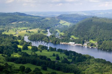 Windermere Gummers Gölü 'nün güney ucundaki manzara. Cumbria, İngiltere' deki The Lake District 'in bilinen bir bakış açısı.