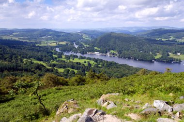 Windermere Gummers Gölü 'nün güney ucundaki manzara. Cumbria, İngiltere' deki The Lake District 'in bilinen bir bakış açısı.