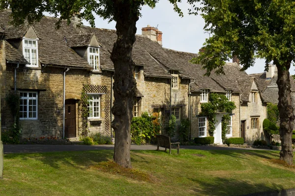 Letní Pouliční Scéna Malebném Burfordu Oxfordshire Cotswolds — Stock fotografie