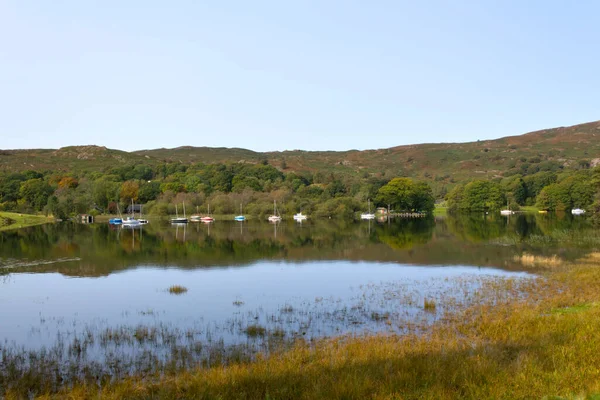 Лодки Пришвартованы Южном Конце Coniston Water Спокойное Осеннее Утро Lake — стоковое фото