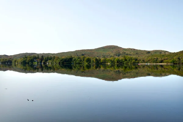 Coniston Water Μια Νεκρή Ηρεμία Νωρίς Φθινόπωρο Πρωί Στη Λίμνη — Φωτογραφία Αρχείου