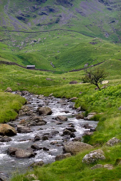 Pintoresco Arroyo Montaña Una Típica Choza Antigua Paredes Piedra Seca —  Fotos de Stock