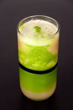 Meyve ve sebzeler içilmeye ya da meyve suyu haline getirilmeye hazır.