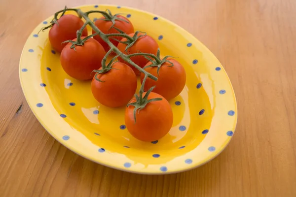 Reife Rote Tomaten Auf Einem Blau Gefleckten Gelben Teller — Stockfoto