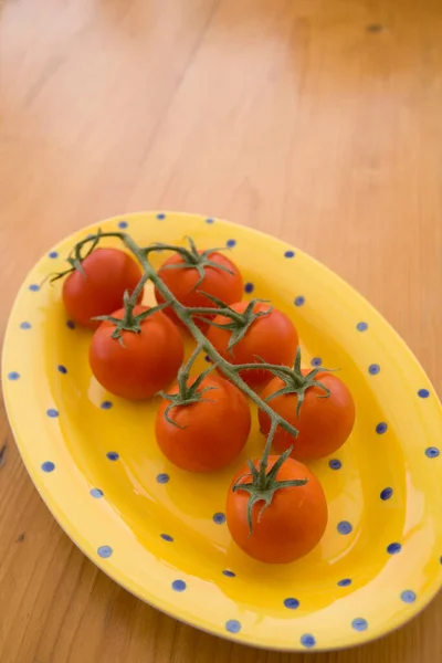 Tomates Rouges Mûres Sur Une Assiette Jaune Tachetée Bleue — Photo