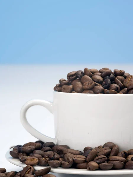 Geroosterde Koffiebonen Een Witte Kop Schotel — Stockfoto