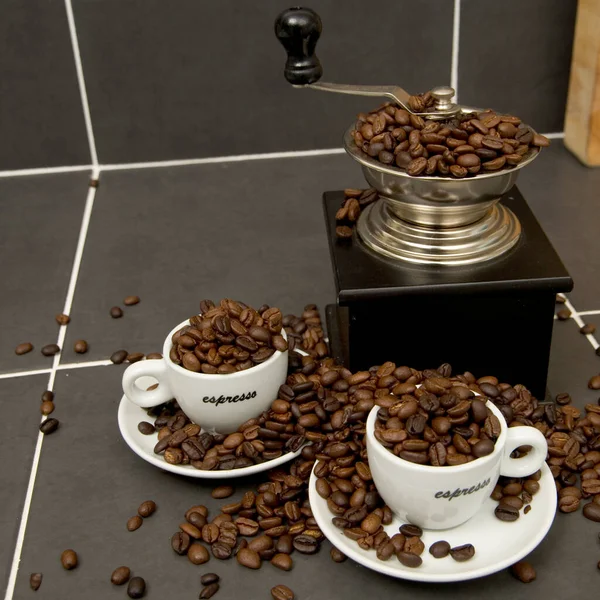 Stilleven Van Gebrande Koffiebonen Espresso Kopjes Molen Een Betegelde Keuken — Stockfoto