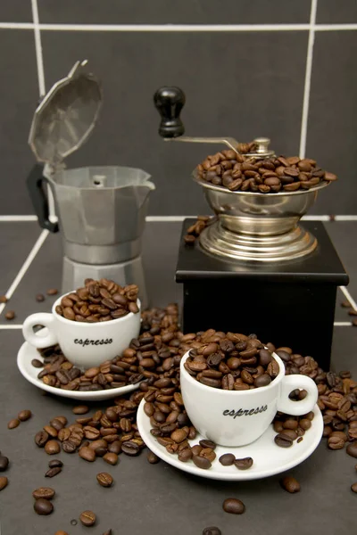 Stilleven Van Gebrande Koffiebonen Espresso Kopjes Molen Een Betegelde Keuken — Stockfoto