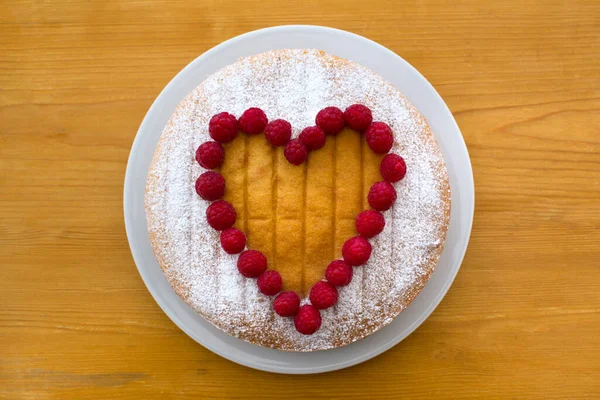 Biskuitkuchen Dekoriert Mit Einer Herzform Ausgewählt Frischen Himbeeren — Stockfoto