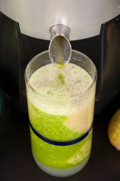 Juicer Pouring Fruit Vegetable Juice Drinking Glass Kitchen Worktop — Stock Photo, Image