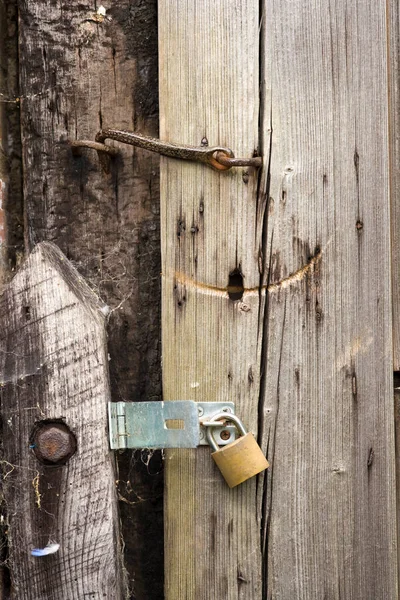 Vecchia Porta Capannone Intemperie Moderno Lucchetto Sbloccato — Foto Stock