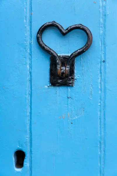 Manija Puerta Forma Corazón Una Vieja Puerta Pintada Azul — Foto de Stock