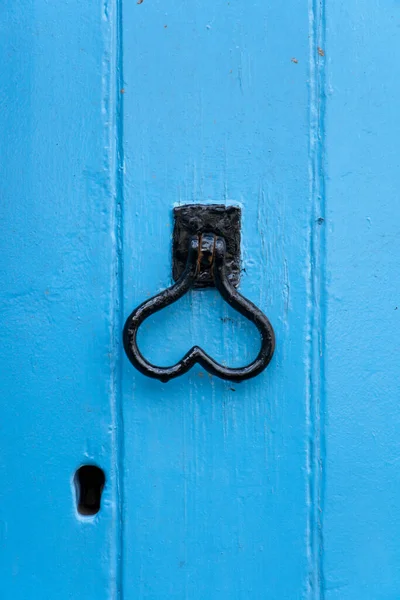 Manija Puerta Forma Corazón Una Vieja Puerta Pintada Azul — Foto de Stock