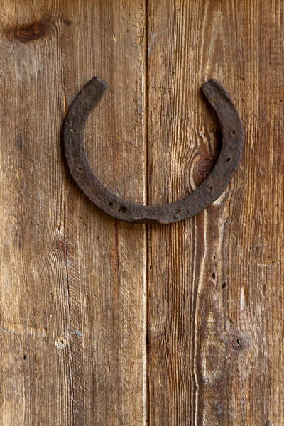 Sapato Cavalos Velhos Pregado Uma Porta Madeira Weathered — Fotografia de Stock