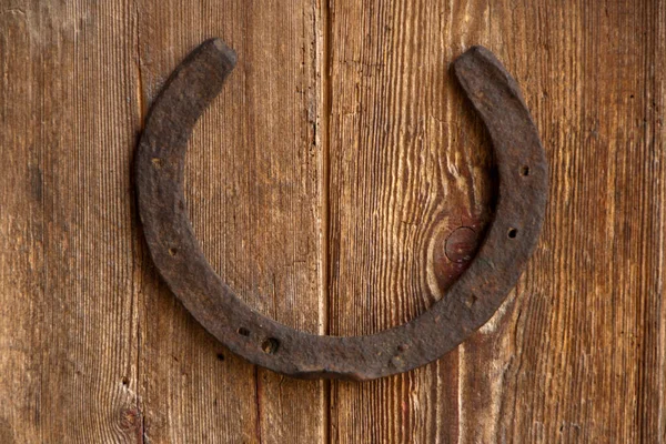 Sapato Cavalos Velhos Pregado Uma Porta Madeira Weathered — Fotografia de Stock