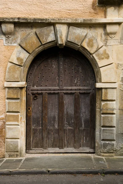 Una Antigua Puerta Entrada Madera Tachonada Una Calle Cirencester Gloucestershire — Foto de Stock