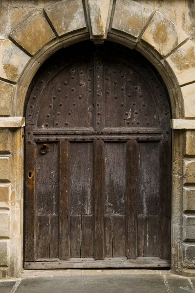 Een Oeroude Spijkerhouten Toegangsdeur — Stockfoto