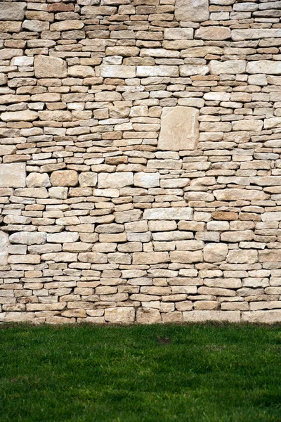 Brandneue Cotswold Trockenmauer Und Rasen — Stockfoto