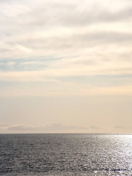 Солнечный Свет Сверкающий Атмосферном Мирном Морском Горизонте — стоковое фото