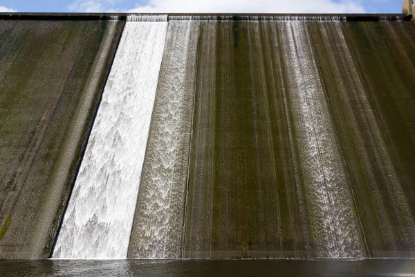 Sversamento Acqua Bianca Sul Muro Cemento Llys Fran Reservoir Dam — Foto Stock